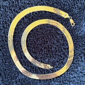 10kt Extra Wide Herringbone Chain
Brand New Never Worn
Shine from Every Angle!